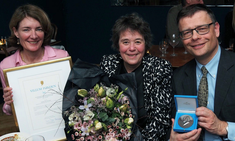 Professor Dorte Juul Jensen is presented with the Annual Award Medal by Professor and member of the Annual Award Committee Anja Boisen and chair of VILLUM FONDEN Jens Kann-Rasmussen.Download press photos of Annual Award recipient Dorte Juul Jensen. Photo credit: VILLUM FONDEN.