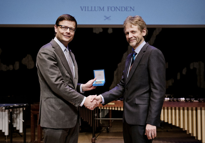 Chair of VILLUM FONDEN, Jens Kann-Rasmussen presents the Villum Kann Rasmussen-medal to professor and astronomer Jens Hjorth, the recipient of the Annual Award 2017. Photo: Simon Knudsen
